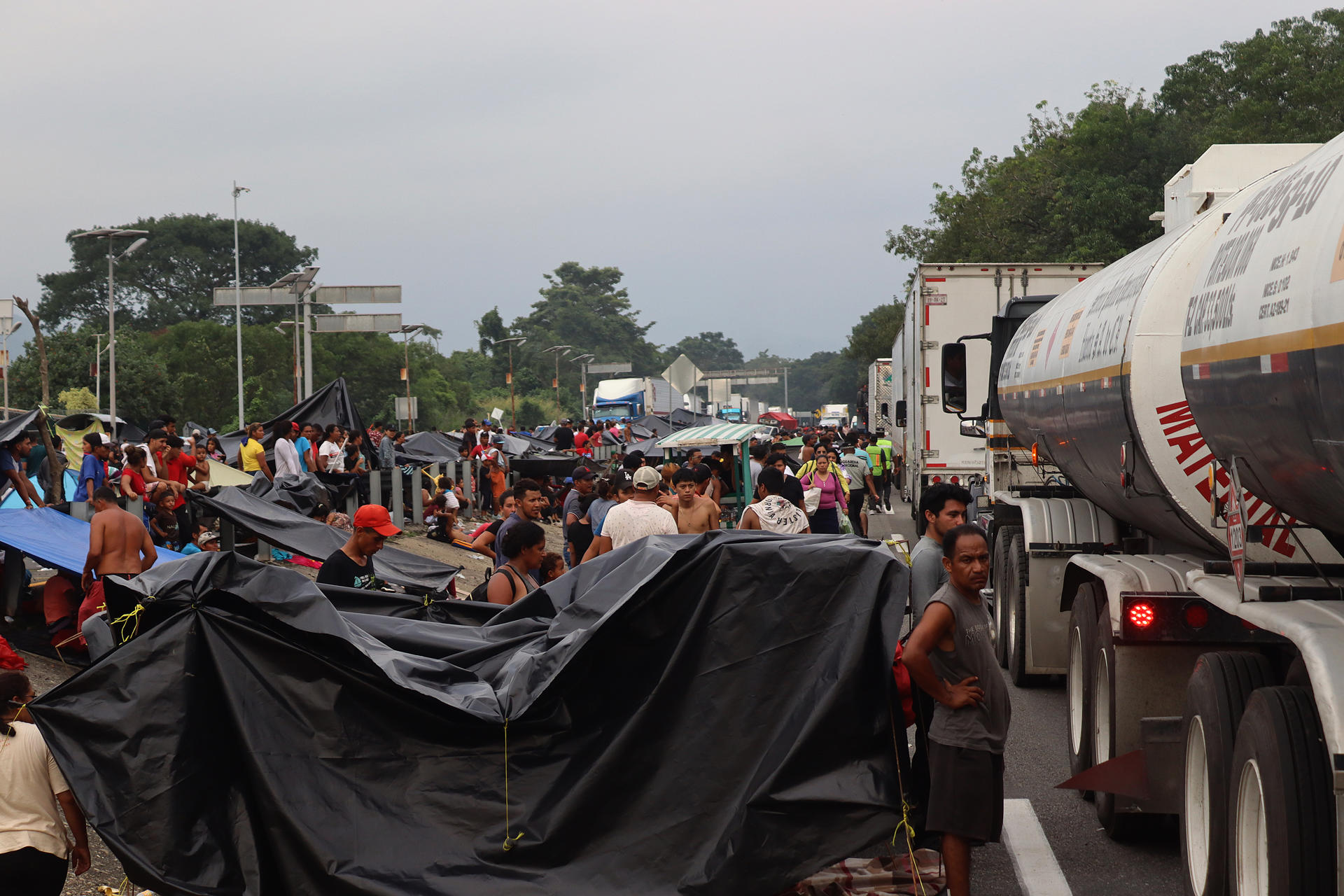 Migrantes que avanzan en caravana permanecen en un campamento improvisado tras un bloqueo carretero hoy, en el municipio de Huixtla en el estado de Chiapas (México). EFE/Juan Manuel Blanco
