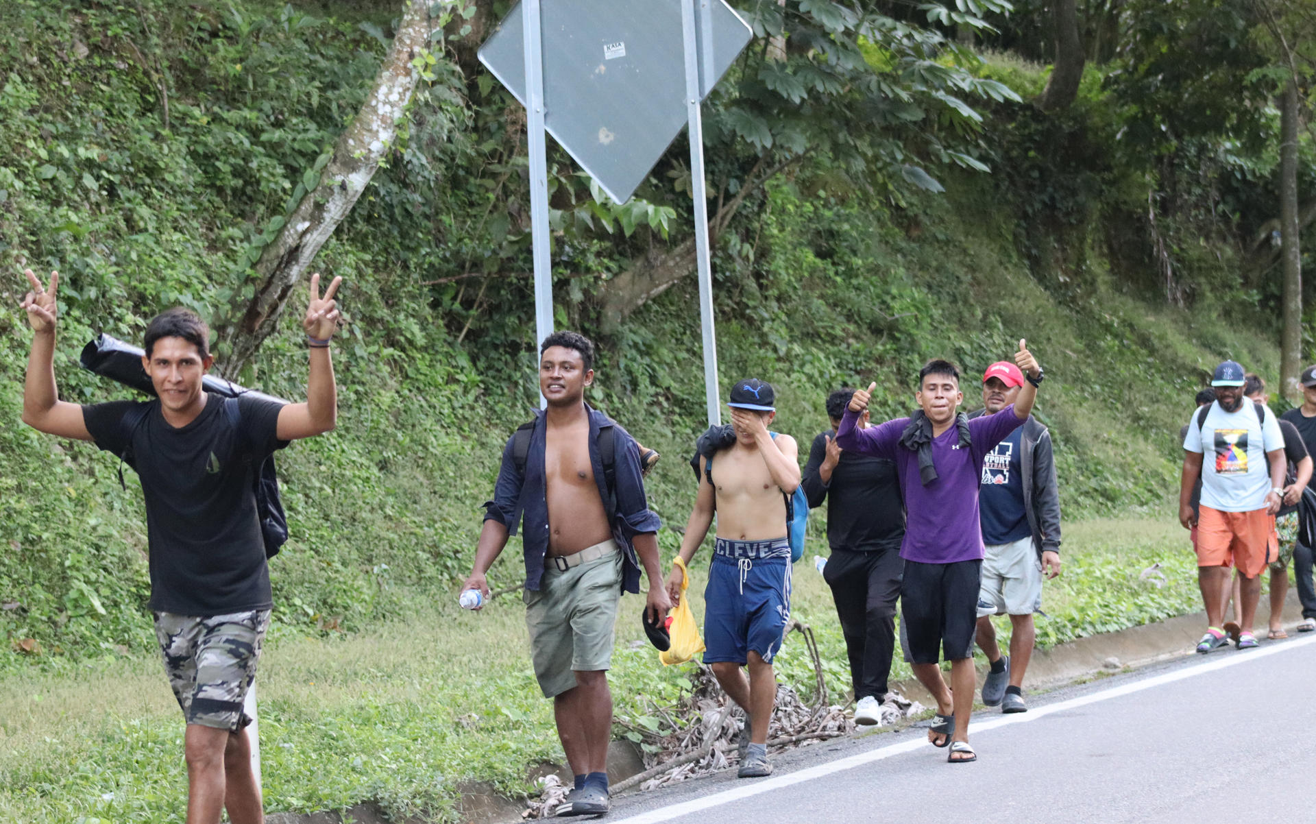 Migrantes caminan por una carretera hoy, en el municipio de Tapachula en el estado de Chiapas (México). EFE/Juan Manuel Blanco
