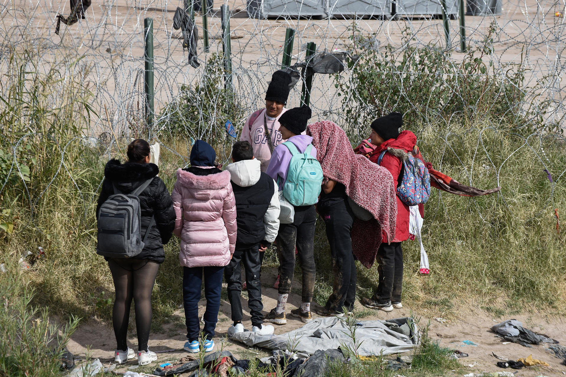 Migrantes pernoctan en las cercanías de la frontera con Estados Unidos hoy, en Ciudad Juárez, en el estado de Chihuahua (México). EFE/Luis Torres
