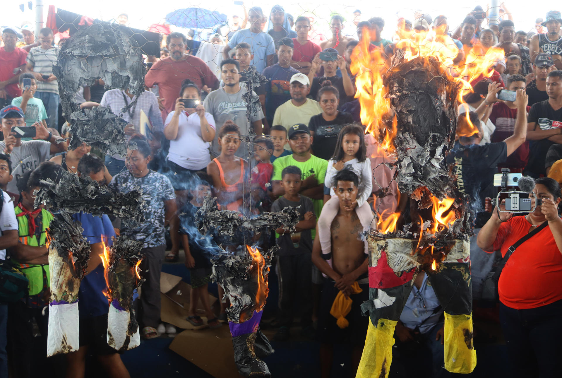 Cientos de Migrantes queman piñatas con la imagen del comisionado del Instituto Nacional de Migración (INM), Francisco Garduño, en el municipio de Huixtla, Chiapas (México). EFE/Juan Manuel Blanco
