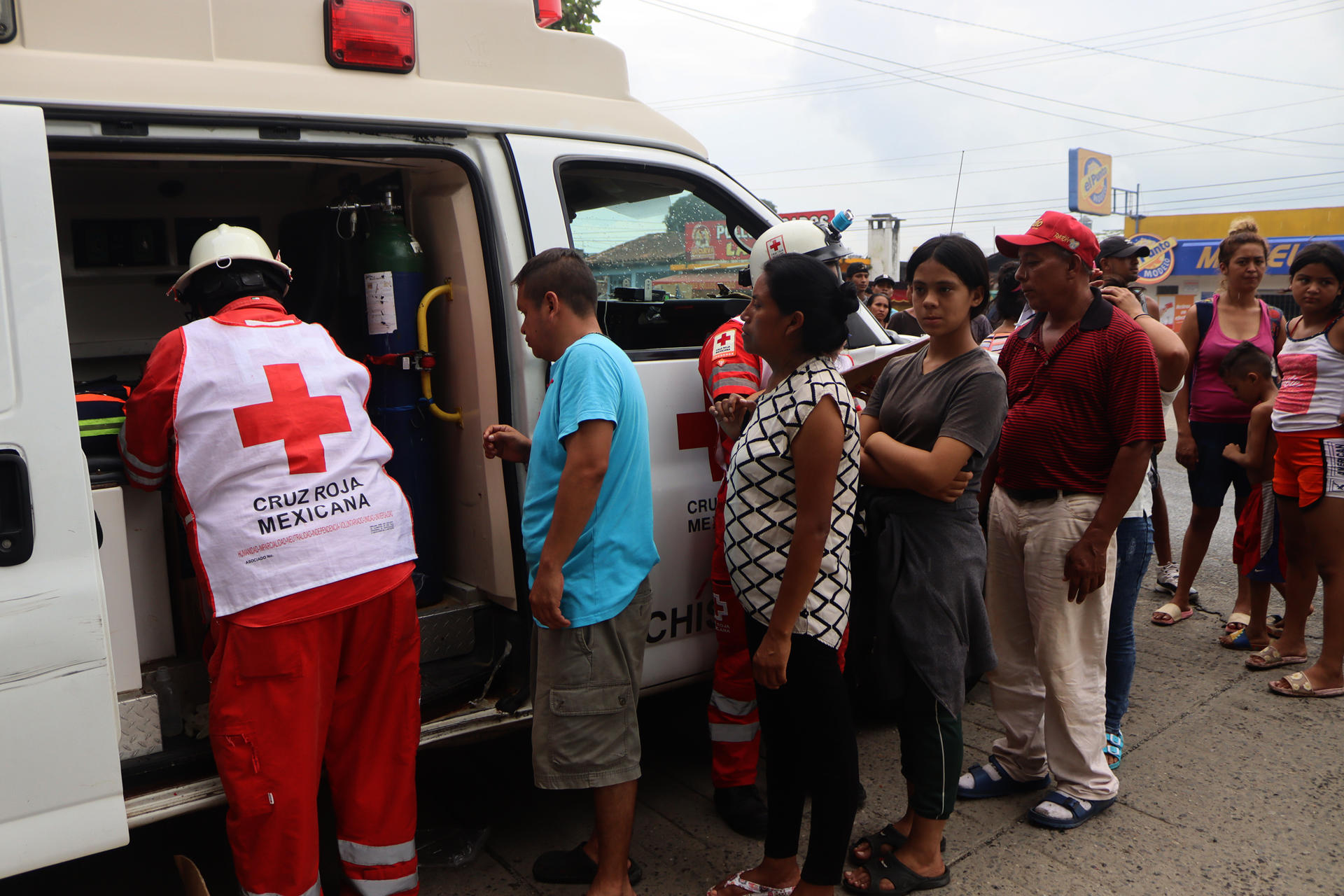 Migrantes de origen centroamericano esperan su turno para ser atendidos por personal de la Cruz Roja, hoy en el municipio de Huixtla, Chiapas (México). EFE/Juan Manuel Blanco
