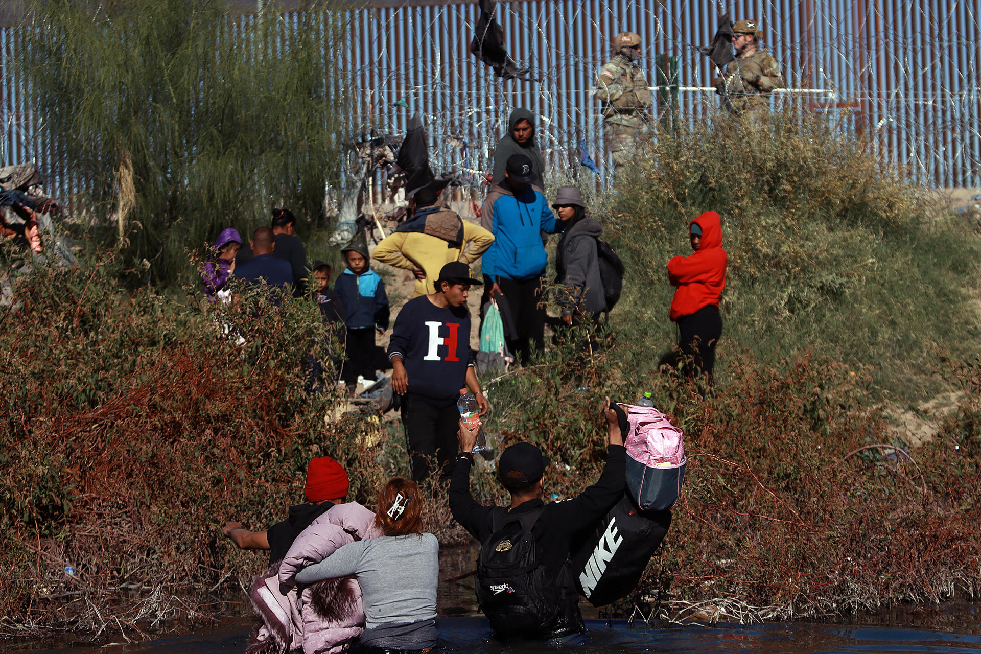 Migrantes permanecen cerca del muro que separa la frontera estadounidense, el 23 de noviembre de 2023, en la Ciudad Juárez, Chihuahua (México). EFE/ Luis Torres
