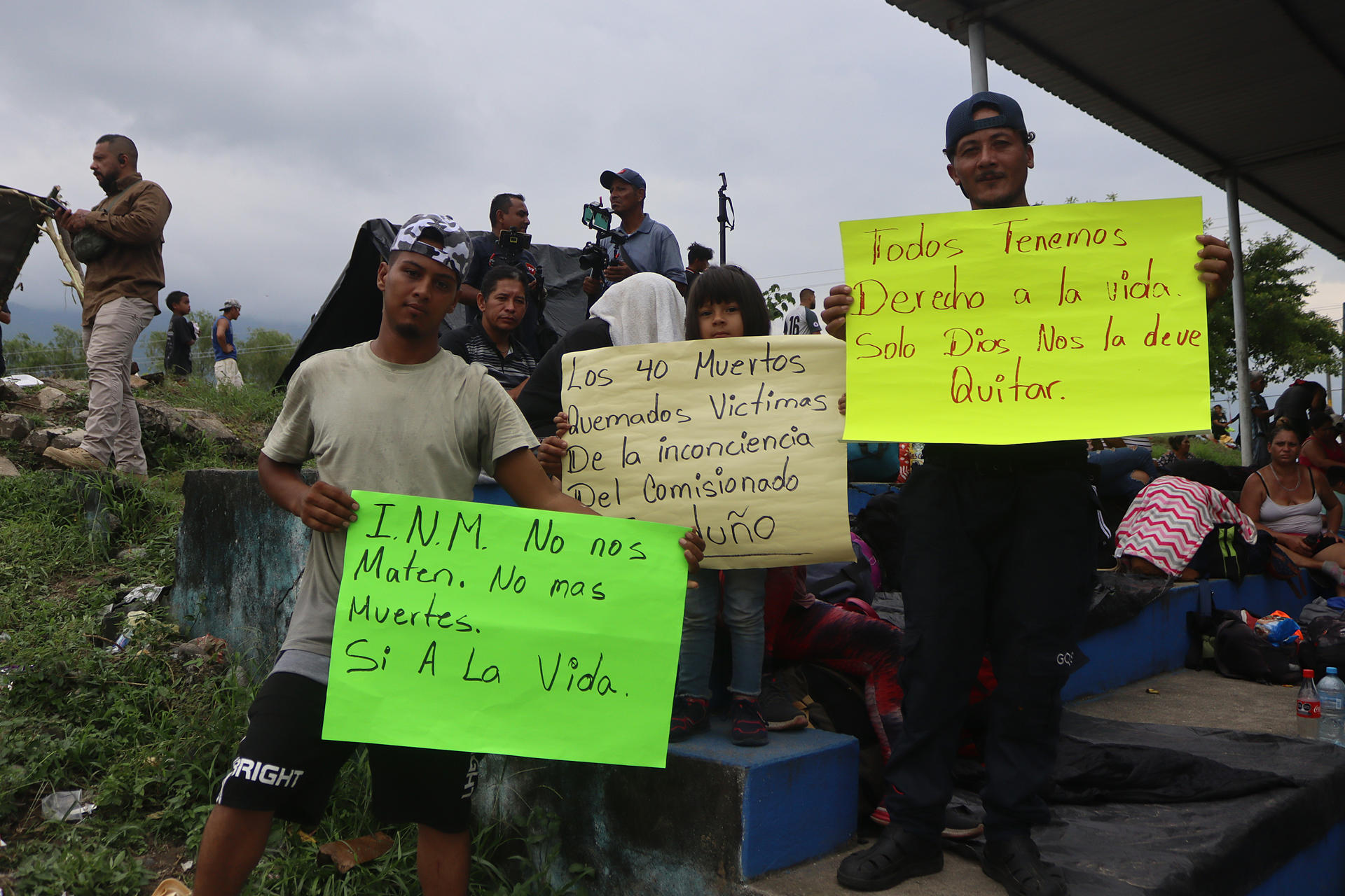 Migrantes de origen centroamericano se manifestaron en el día de muertos en recuerdo por sus compatriotas fallecidos, hoy en el municipio de Huixtla, Chiapas (México). EFE/Juan Manuel Blanco
