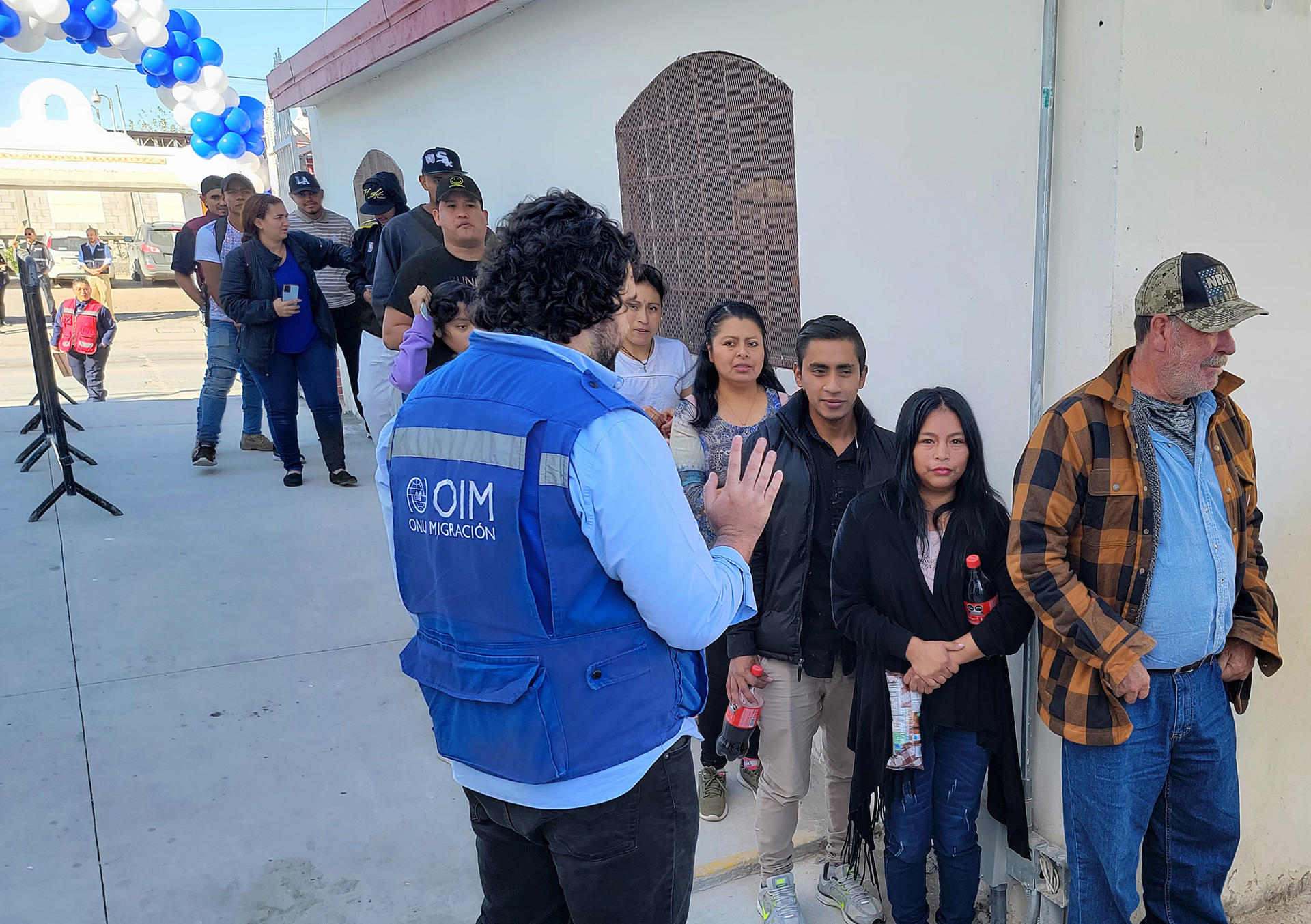 Migrantes asisten a la inauguración de un centro de multiservicios de la Organización de las Naciones Unidas (ONU), el 16 de noviembre de 2023, en ciudad Juárez, Chihuahua (México).  EFE/Luis Torres

