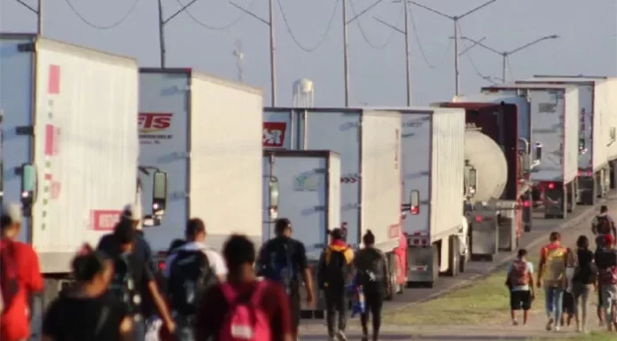 EEUU suspende el trámite vehicular en paso fronterizo de Texas ante mayor flujo migratorio