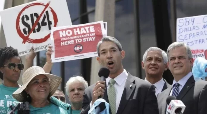 La comunidad hispana de Texas aguarda inquieta la entrada en vigor de ley antiinmigrante