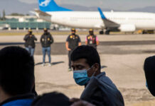Texas envía vuelo con más de 350 migrantes en desafío a restricción impuesta por Chicago