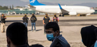 Texas envía vuelo con más de 350 migrantes en desafío a restricción impuesta por Chicago