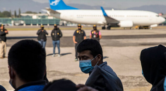 Texas envía vuelo con más de 350 migrantes en desafío a restricción impuesta por Chicago