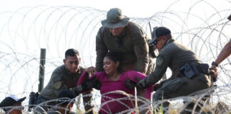 Decenas de organizaciones rechazan la ley antiinmigrante SB4 de Texas y anuncian demanda