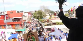 Peregrinos desbordan su fe en la Virgen caminando por las carreteras del centro de México