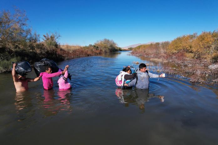 Migrantes cruzan el Río Bravo en las cercanías del muro que separa la frontera estadounidense, el 29 de diciembre de 2023, en Ciudad Juárez, Chihuahua (México). EFE/Luis Torres
