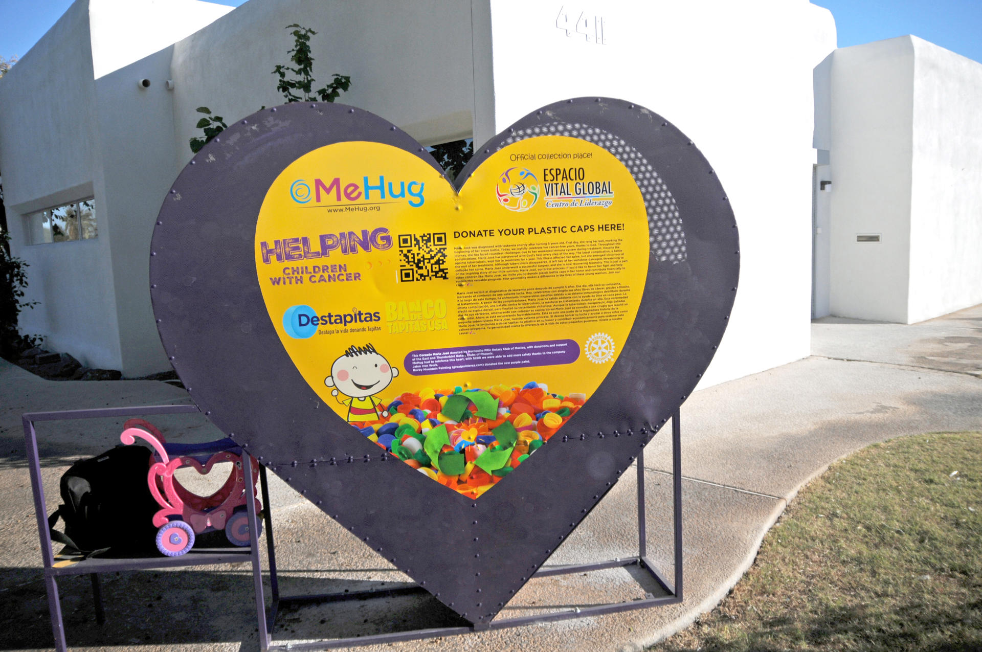 Fotografía fechada el 27 de noviembre de 2023, que muestra un corazón de metal con la imgen de una campaña de apoyo a niños enfermos, ubicado en una calle de la ciudad de Phoenix (EE.UU.). EFE/María León
