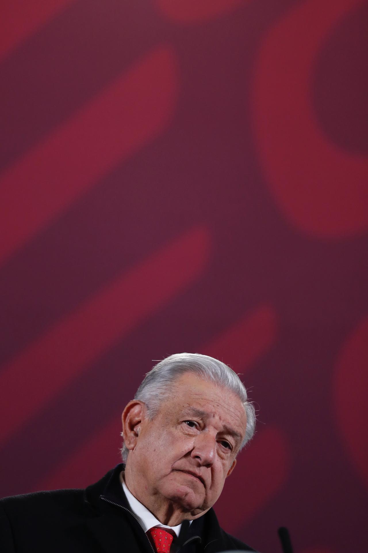 El presidente de México, Andrés Manuel López Obrador, habla durante su rueda de prensa diaria hoy, en el Palacio Nacional de la Ciudad de México (México). EFE/ Sáshenka Gutiérrez

