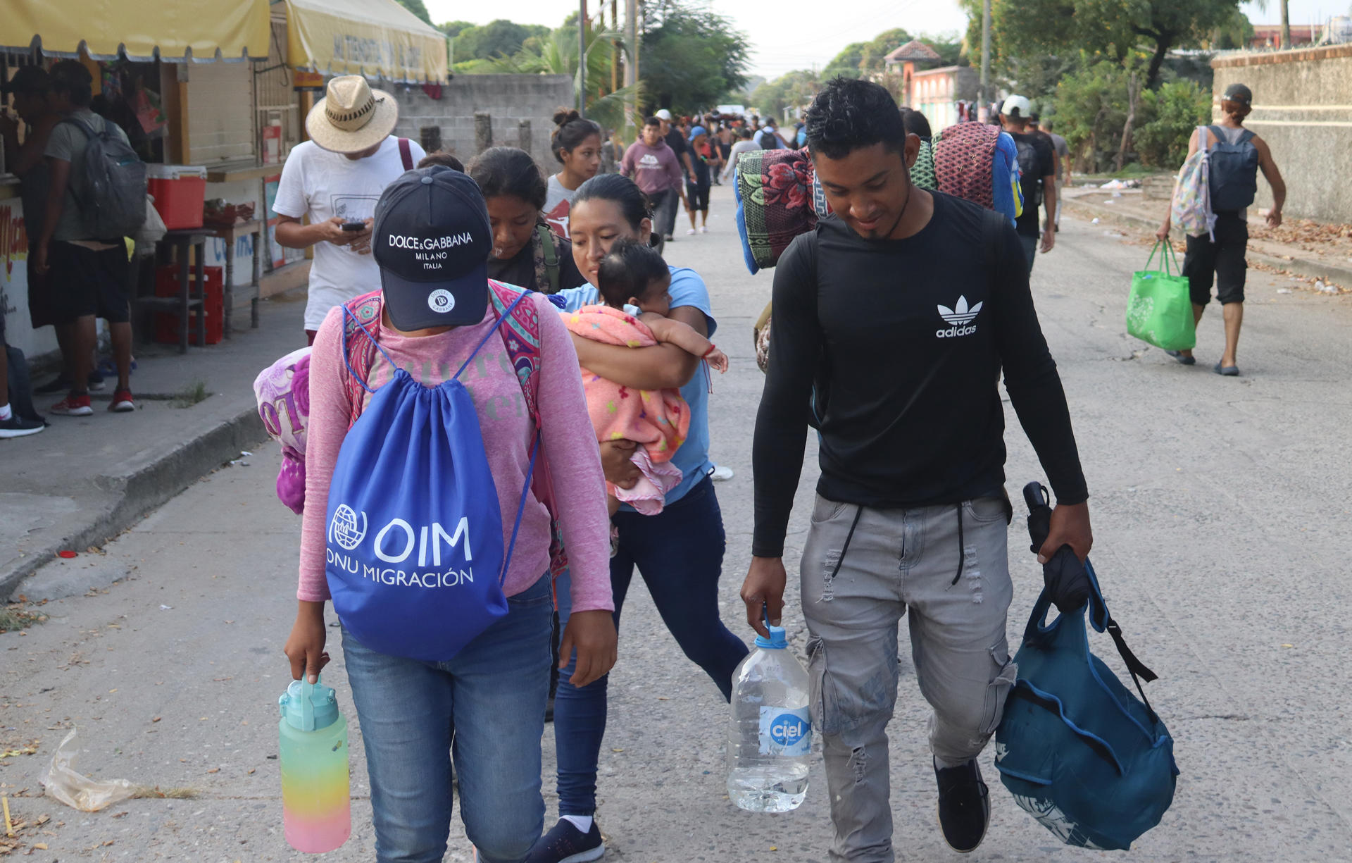 Migrantes caminan durante una caravana con rumbo a EEUU, hoy, en el municipio de Mapastepec (México). EFE/ Juan Manuel Blanco
