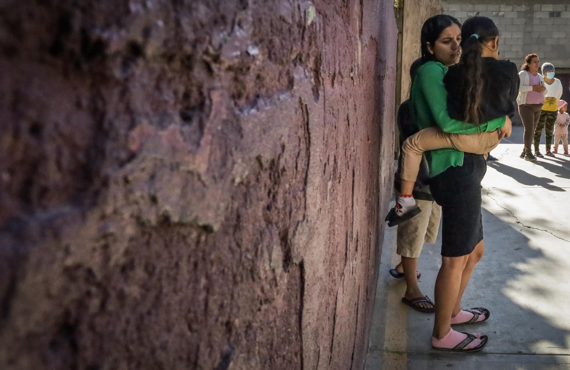 Fotografía de una mujer migrante junto a dos niños, el 1 de diciembre de 2023, en un albergue de Tijuana, Baja California (México). EFE/ Joebeth Terríquez
