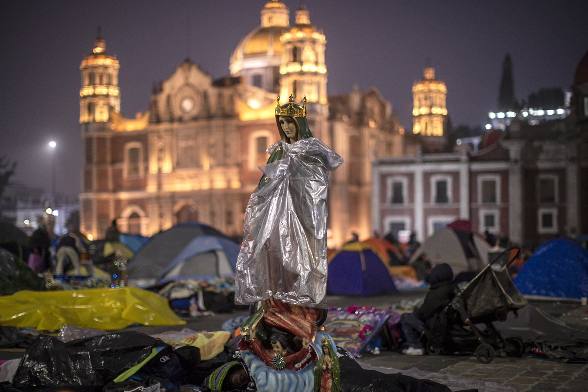 Miles de fieles católicos amanecieron en el atrio de la Basílica de Guadalupe, en el 492 aniversario de la aparición de la Virgen de Guadalupe a San Juan Diego hoy, en Ciudad de México (México). EFE/Isaac Esquivel
