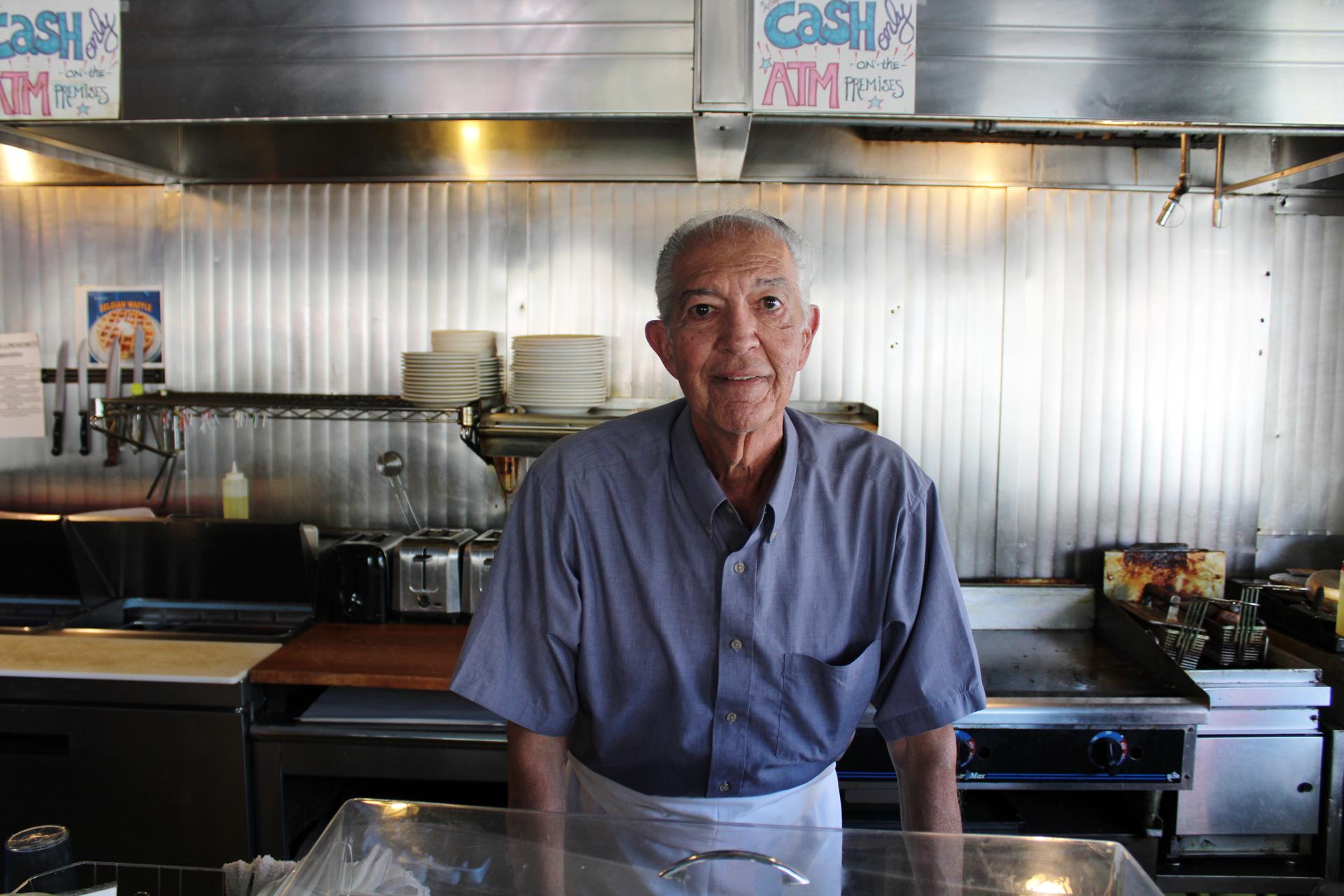 August Muzzi, dueño del restaurante Angelo's Luncheonette, pequeño establecimiento que abrió sus puertas en 1967, posa para EFE durante una entrevista realizada el 2 de octubre en el local ubicado en el barrio obrero de lo que entonces se conocía como Forty Acres en Wilmington, Delaware (EE. UU) . EFE/Octavio Guzmán
