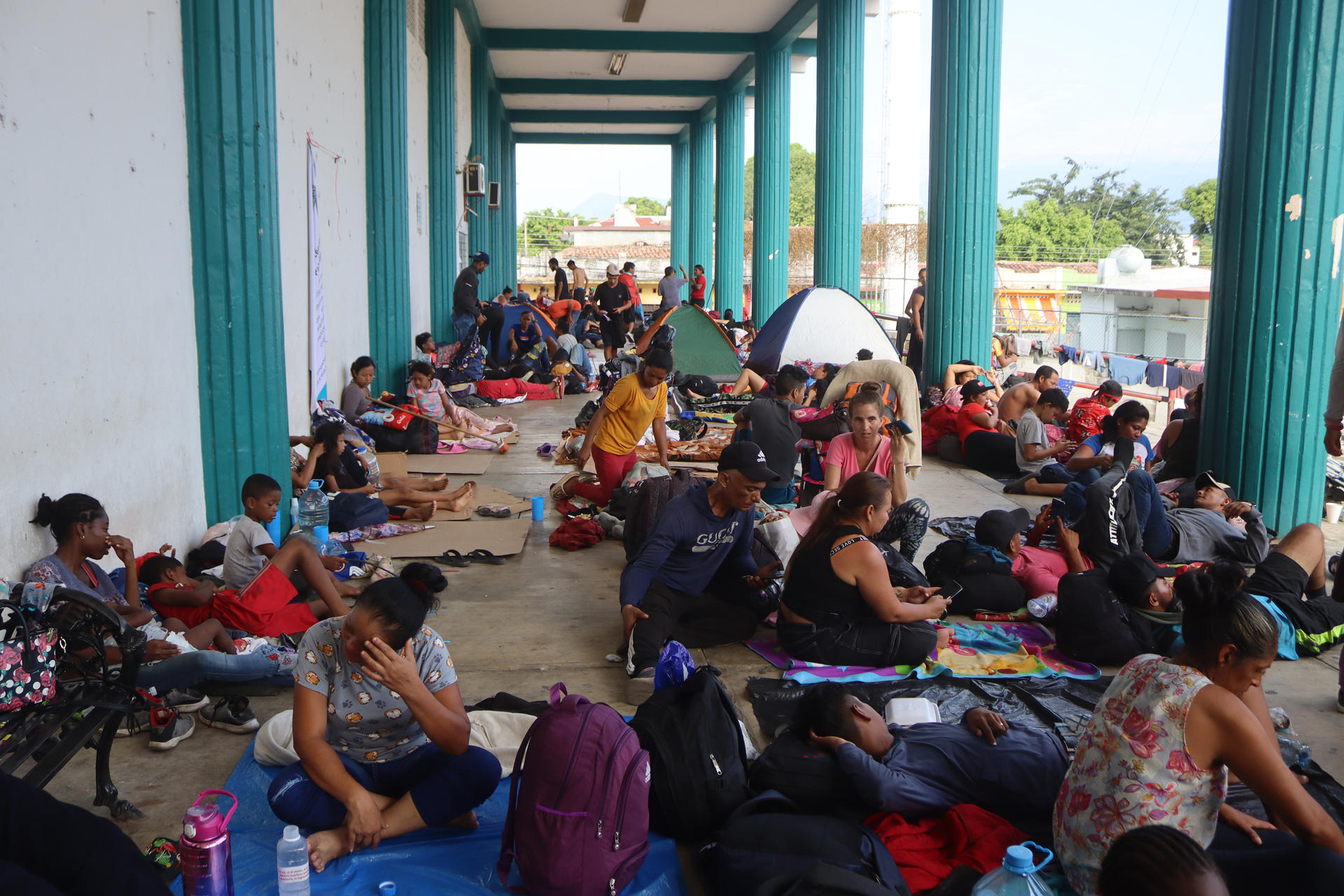 Migrantes toman un descanso este miércoles, durante su caminata en caravana hacia EEUU, en el municipio de Escuintla, en Chiapas (México). EFE/Juan Manuel Blanco
