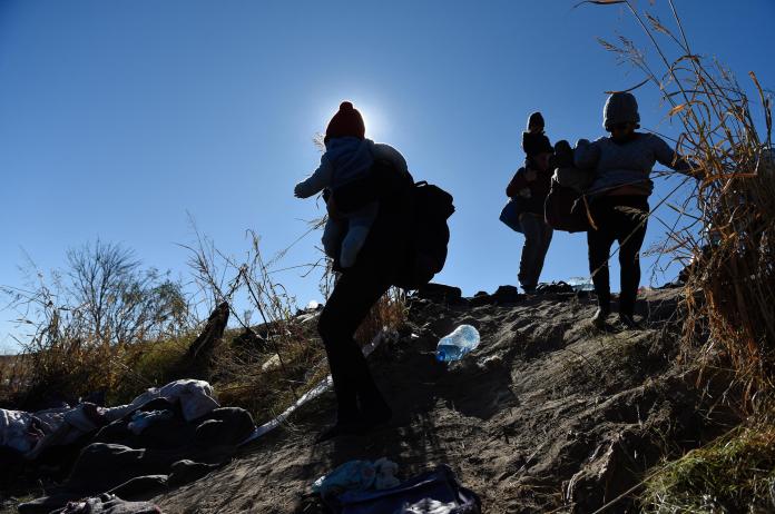 Migrantes cruzan el Río Bravo en las cercanías del muro que separa la frontera estadounidense, el 29 de diciembre de 2023, en Ciudad Juárez, Chihuahua (México). EFE/Luis Torres
