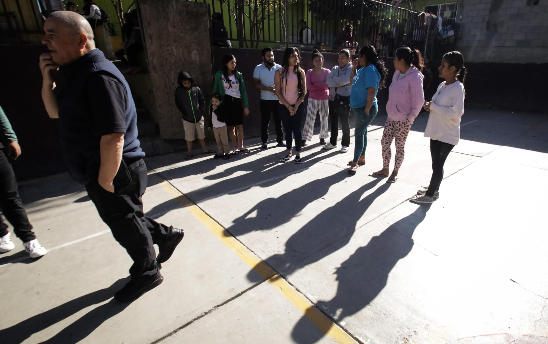 Mujeres migrantes se reúnen en un albergue, el 1 de diciembre de 2023, en Tijuana, Baja California (México). EFE/ Joebeth Terríquez
