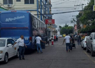 Terminales de buses con movimiento normal en vísperas de Navidad