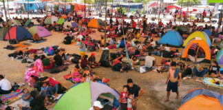 Caravana migrante sufre el fuerte clima del sur de México y pide corredor humanitario