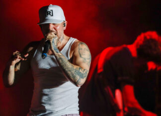 Residente lanza el tema y vídeo ‘Ron en el piso’, que hace un recorrido por su vida