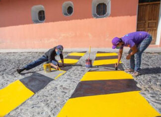 Mientras en países vecinos hacen autopistas, en Honduras colocan túmulos, critican transportistas