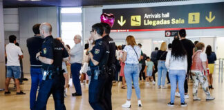 Sindicato policial denuncia la suciedad de las salas de asilo del aeropuerto de Madrid