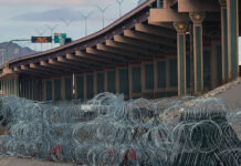 El cerco de púas de Texas con México persiste pese al fallo judicial y migrantes heridos