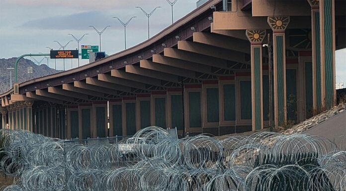 El cerco de púas de Texas con México persiste pese al fallo judicial y migrantes heridos