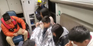 Agentes mexicanos rescatan a mujer y 4 hijos con hipotermia tras pasar horas en río Bravo