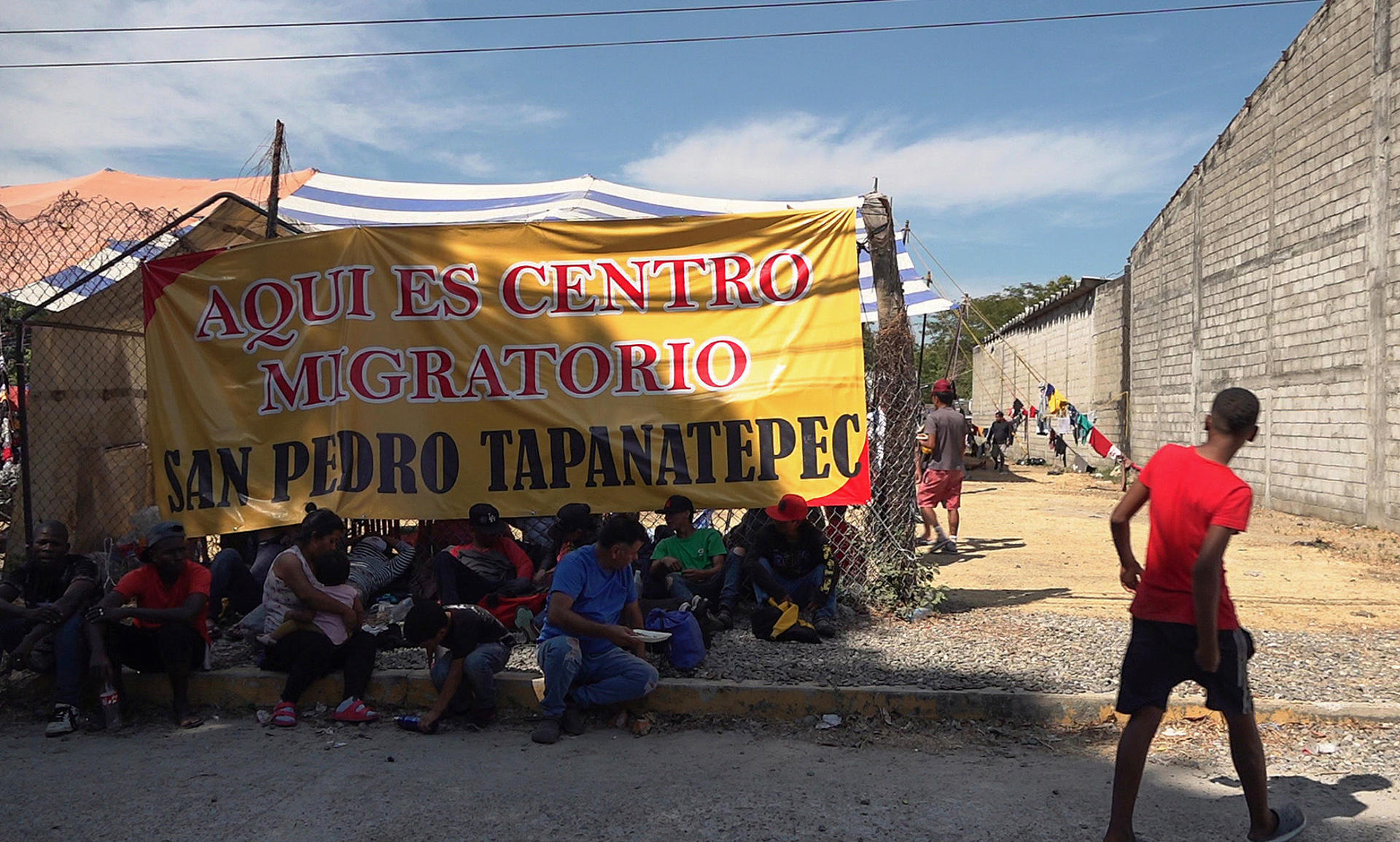 Migrantes descansan en un campamento improvisado hoy, en el municipio de San Pedro Tapanatepec en el estado de Oaxaca (México). EFE/Jesús Méndez
