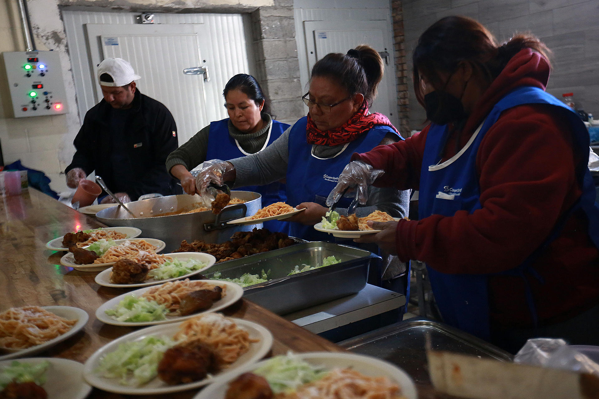 Migrantes preparan alimentos en el albergue 'La casa del migrante', el 11 de enero de 2024, en Ciudad Juárez, Chihuahua (México). EFE/ Luis Torres
