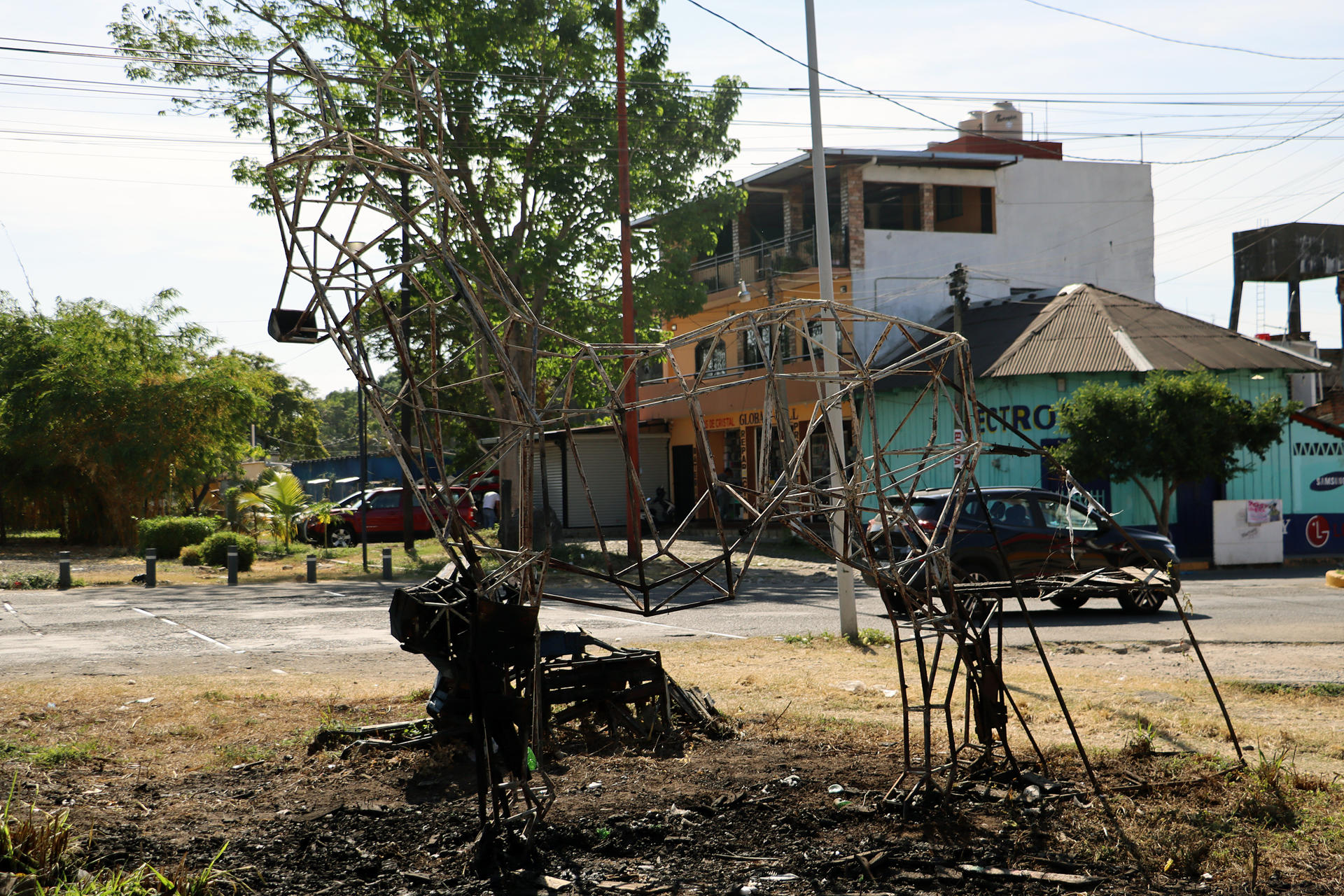 Fotografía del monumento dedicado a la migración 'La Coyota y su cría' hoy, en la ciudad de Tapachula en el estado de Chiapas (México). EFE/ Juan Manuel Blanco
