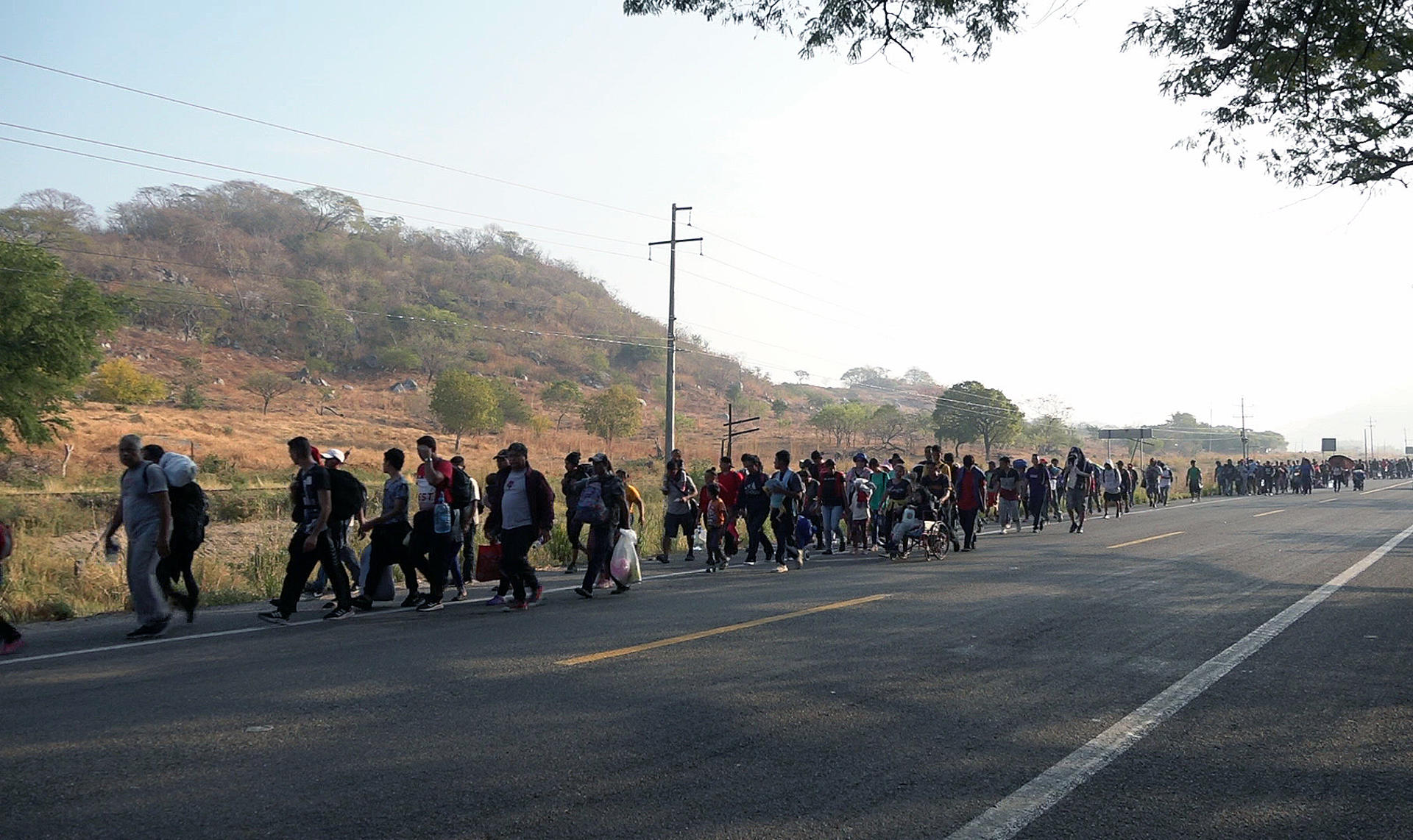 Migrantes caminan durante una caravana que se dirige a la frontera con Estados Unidos hoy, en el municipio de San Pedro Tapanatepec en el estado de Oaxaca (México).  EFE/ Jesús Méndez
