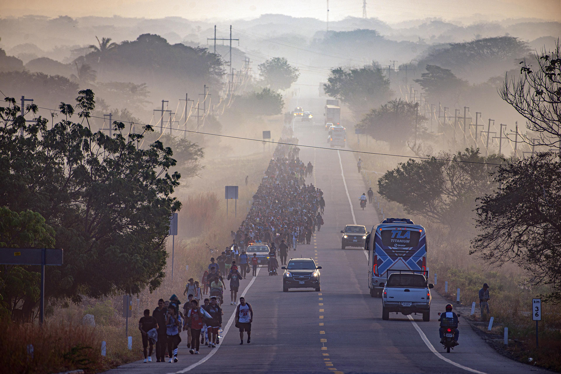 Migrantes caminan durante una caravana que se dirige a la frontera con Estados Unidos hoy, en el municipio de Arriaga (México). EFE/ Carlos López
