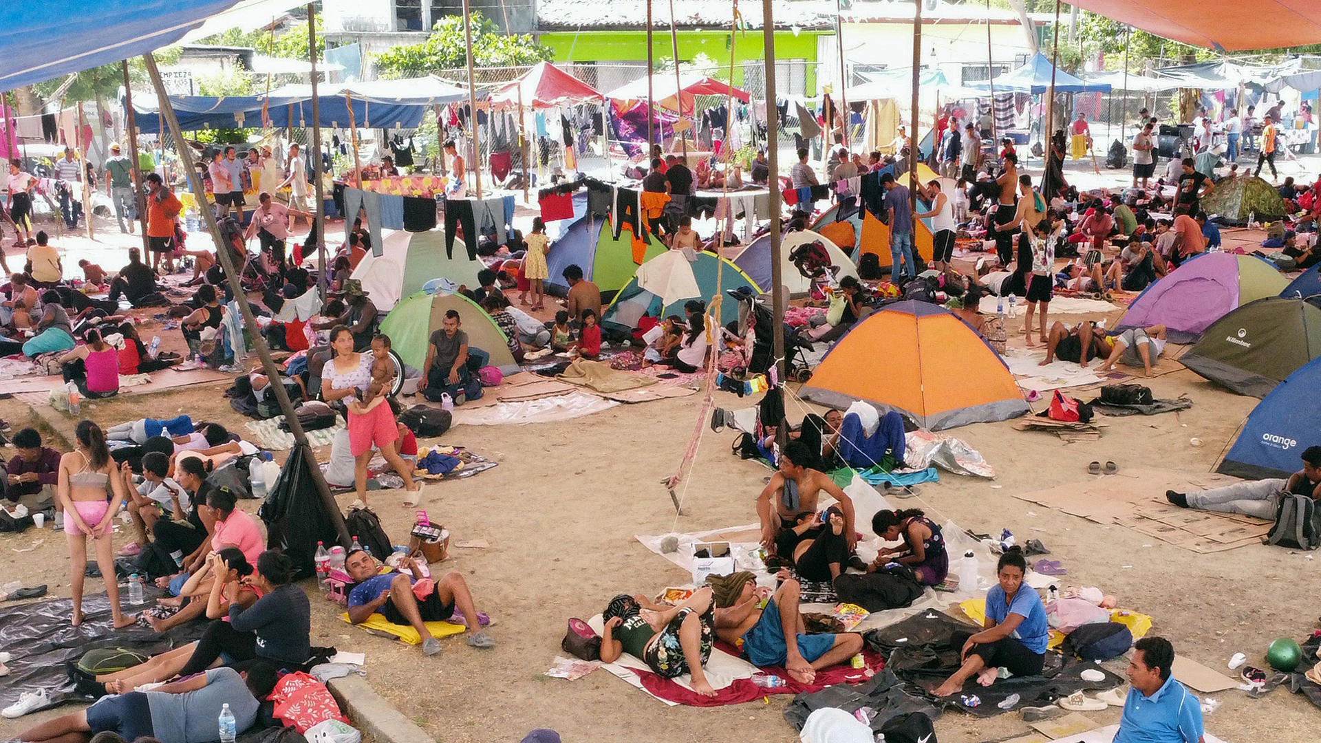 Migrantes descansan en un campamento improvisado hoy, en el municipio de San Pedro Tapanatepec en el estado de Oaxaca (México). EFE/Jesús Méndez/MÁXIMA CALIDAD
