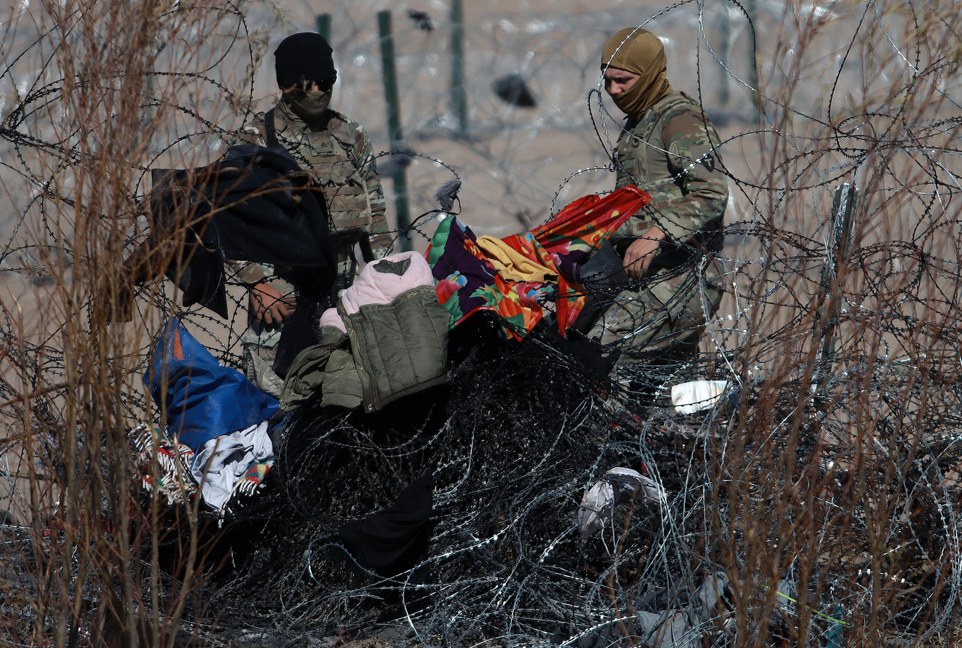 Militares observan prendas de ropa en la cerca de alambres en la frontera que divide a México de los Estados Unidos, el 17 de enero de 2024, en Ciudad Juárez (México). EFE/ Luis Torres
