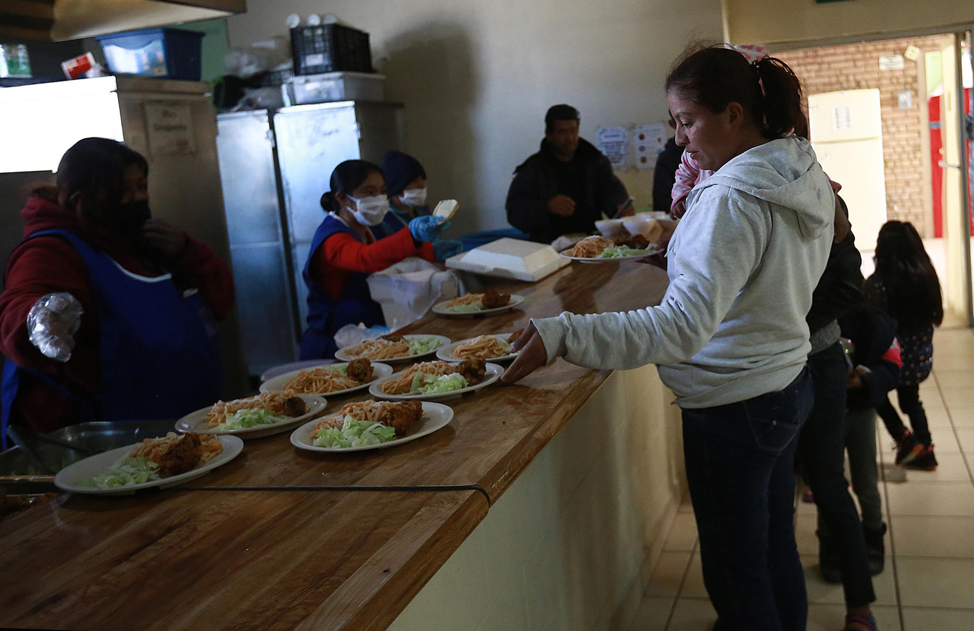 Migrantes reciben comida en el albergue 'La casa del migrante', el 11 de enero de 2024, en Ciudad Juárez, Chihuahua (México). EFE/ Luis Torres
