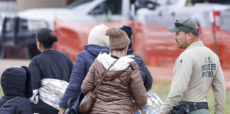 La Patrulla Fronteriza confisca sistemáticamente pertenencias de migrantes, denuncia un reporte