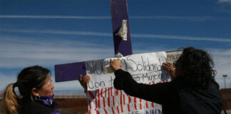 Madre recuerda con una cruz a su hija asesinada y a desaparecidas en frontera México-EEUU