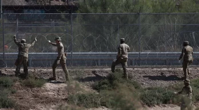 Texas planea construir un campamento militar en la frontera de EEUU con México