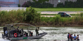 Dos menores y seis adultos fueron rescatados en el río Bravo, entre ellos hondureños