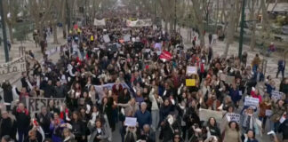 Cientos de personas se manifiestan en Lisboa a favor y en contra de los migrantes