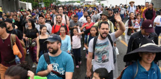 Cientos se manifiestan en la frontera sur de EE.UU. contra la migración indocumentada