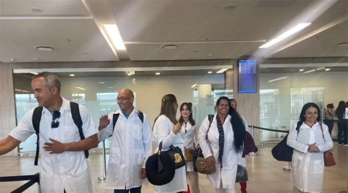 Llegan al país más de 80 médicos cubanos