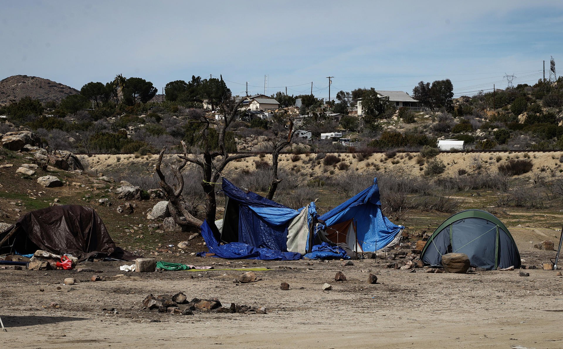 Fotografía que muestra carpas abandonadas por migrantes en la frontera de México con Estadios Unidos, el 22 de febrero de 2024 en Tijuana, Baja California (México). EFE/Joebeth Terríquez
