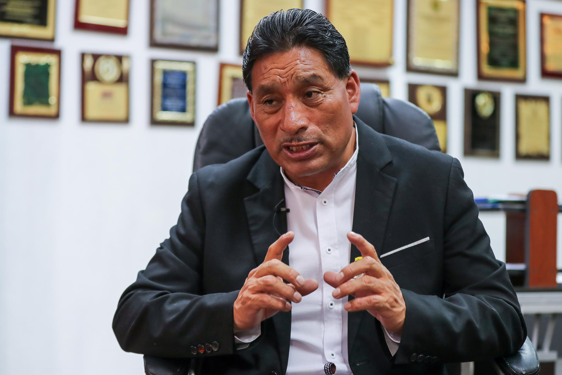 El prefecto de Chimborazo, Hermel Tayupanda Cuvi, habla en entrevista con EFE el 5 de febrero de 2024, en Rio Bamba (Ecuador). EFE/ José Jácome
